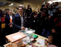 El líder de Ciudadanos, Albert Rivera, ejerce su derecho al voto este domingo en un colegio electoral de L'Hospitalet (Barcelona). EFE/Alberto Estévez