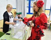 Una mujer vestida de flamenca ejerce su derecho al voto para las elecciones generales del 28-A en un colegio de la localidad almeriense de El Ejido. /EFE/Carlos Barba