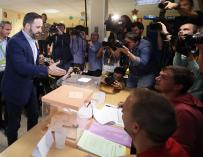 El presidente de VOX y candidato a la presidencia del Gobierno, Santiago Abascal, votando en el Colegio Público Pinar del Rey,