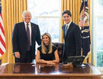 Polémica en las redes por una foto de Ivanka Trump en el Despacho Oval