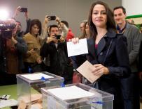 La candidata de Cs al Congreso por Barcelona, Inés Arrimadas, ejerce su derecho al voto para las elecciones generales del 28-A en el colegio Ausiàs March de Barcelona. /EFE
