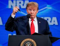 El presidente estadounidense, Donald Trump, ofrece un discurso ante el encuentro anual de la Asociación Nacional del Rifle. / EFE