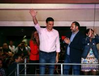 Sánchez y Ábalos celebran la victoria electoral en Ferraz.