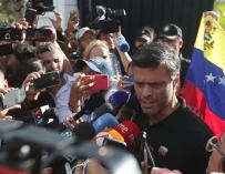 Leopoldo López, mientras atendía a los medios en la embajada española