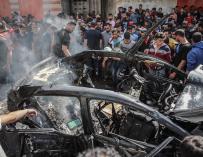 Palestinos inspeccionan el automóvil destruido del miembro de Hamas