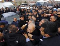 Kemal Kilicdaroglu en medio de la masa, protegido por su escolta. /NTV