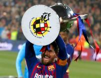 El delantero argentino del FC Barcelona, Leo Messi, levanta el trofeo que les acredita campeones de Liga. EFE/Quique García.