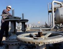 Irán anunció que su país ofrecerá su petróleo a través de la bolsa de valores nacional (EFE)
