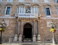 El Govern no retirará los lazos amarillos de la Generalitat