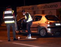 Fotografía de agentes de la Policía Científica examinan el vehículo en el que un hombre trató de degollar a una mujer en Zaragoza.