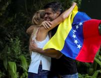 El líder opositor venezolano Leopoldo López (d) abraza a su esposa, Lilian Tintori (i). / EFE/Miguel Gutiérrez