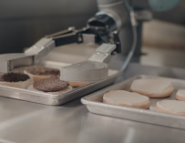 Un robot cocinero de hamburguesas reemplazará a los empleados de CaliBurger