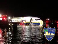 El 737 sobre las aguas del río St. Johns. /@JSOPIO