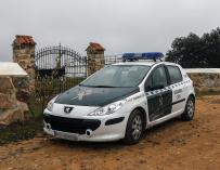 Un coche de la Guardia Civil en las inmediaciones de la finca 'La lapa'  ( EFE/ Jose Manuel Vidal)
