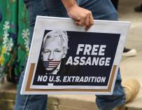 Manifestantes sostienen pancartas durante un mitin para pedir la liberación del fundador de WikiLeaks, Julian Assange este viernes, en Sídney (EFE)