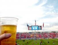 Un aficionado bebe una cerveza en un estadio de fútbol. /EFE