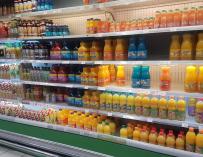 Lineal de supermercado con zumos de naranja