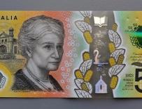 EPA9872. SÍDNEY (AUSTRALIA), 09/05/2019.- Fotografía realizada este jueves que muestra el billete de 50 dólares australianos en el que aparece la palabra "responsibility" escrita con falta de ortografía (responsibilty) en Sídney (Australia). El Banco de l