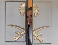 Un empleado entreabre la puerta del consulado de Arabia Saudí en Estambul, Turquía, el 12 de octubre de 2018. (EFE/ Sedat Suna)
