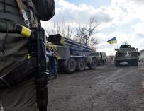 Soldados ucranianos conducen un lanzamisiles Uragan camino de la ciudad del este de Ucrania, Artemvisk