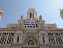 Pancarta de Welcome Refugees en el Ayuntamiento de Madrid