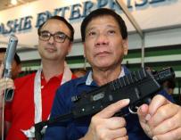 El Presidente de Filipinas, Rodrigo Duterte, sosteniendo un arma en una imagen de archivo