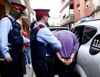 Mossos d'Esquadra custodian a uno de los dos detenidos en Cornellà de Llobregat (Barcelona) por su supuesta relación con la desaparición de Janet Jumillas