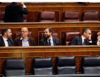 Santiago Abascal, sentado detrás del escaño del presidente del Gobierno. EFE