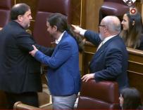 Pablo Iglesias y Oriol Junqueras se saludan en el Congreso.