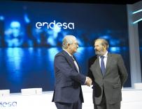 José Bogas (izda), consejero delegado de Endesa, con el nuevo presidente Juan Sánchez-Calero.