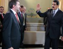El consejero delegado de Repsol, Josu Jon Imaz, con Nicolás Maduro