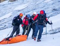 Miembros del equipo de rescate transportan un cuerpo hallado en el cerro Rincón de los Andes. /EFE