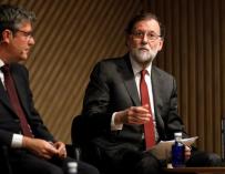 Álvaro Nadal, junto a Mariano Rajoy en la presentación del libro del exministro de Energía