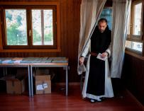 Un monje del Monasterio de Oseira tras escoger la papeleta en la mesa electoral situada en esta localidad de San Cristovo de Cea. EFE/Brais Lorenzo