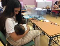 Una vecina de Arahal (Sevilla), Isabel Avilés, ha amamantado a su hijo de 10 meses en la mesa electoral. /EFE/Fermín Cabanillas