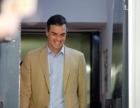 Pedro Sánchez sonríe a su salida de la ejecutiva del PSOE el lunes.