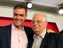 El presidente del Gobierno en funciones, Pedro Sánchez, y el candidato socialista a las elecciones europeas, Josep Borrell