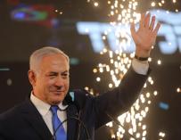 El primer ministro de Israel y jefe del partido Likud, Benjamin Netanyahu, celebra poco después de que fueran presentadas las previsiones televisivas de las elecciones generales que anuncian un empate entre Netanyahu y Benny Gantz, del partido Blue and W