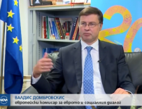 El comisario para la Moneda Única, Valdis Dombrovskis, en Nova TV