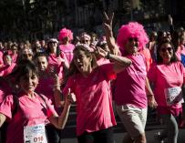Una marea de 36.000 mujeres ha teñido este domingo de rosa las calles del centro de Madrid en la decimosexta edición de la Carrera de la Mujer. /EFE