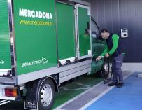 Repartidor de Mercadona cargando el vehículo eléctrico en la “Colmena” de València. /Mercadona