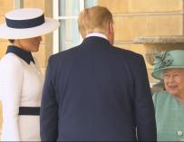 La reina Isabel II recibe a Donald Trump y a Melania