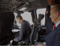 El rey Don Juan Carlos en el interior de un Airbus A400 en Torrejón, Madrid.