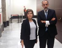 Soraya Sáenz de Santamaría con el director de Control Interno de la CNMC, Carlos Balmisa