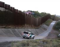 Trump presenta 4 tipos de muro para cerrar la frontera con México