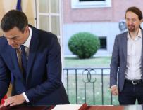Pedro Sánchez y Pablo Iglesias en la firma del acuerdo de octubre de 2018.