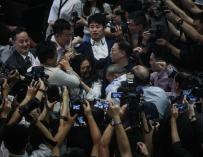 Imagen de la pelea durante la sesión caótica en el Consejo Legislativo en Hong Kong, el 11 de mayo de 2019. /EFE/EPA/S.C. LEUNG