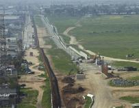 Una vista general donde aparece el muro fronterizo entre México y Estados Unidos en la frontera de Tijuana (México) y San Diego (California, EEUU)