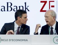 El presidente del Gobierno en funciones, Pedro Sánchez, acompañado por el presidente del Círculo de Economía, Juan José Bruguera (d). /EFE
