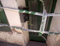 Vista del portal precintado de la casa en Pozondón (Teruel) donde la Guardia Civil ha hallado a una mujer muerta.